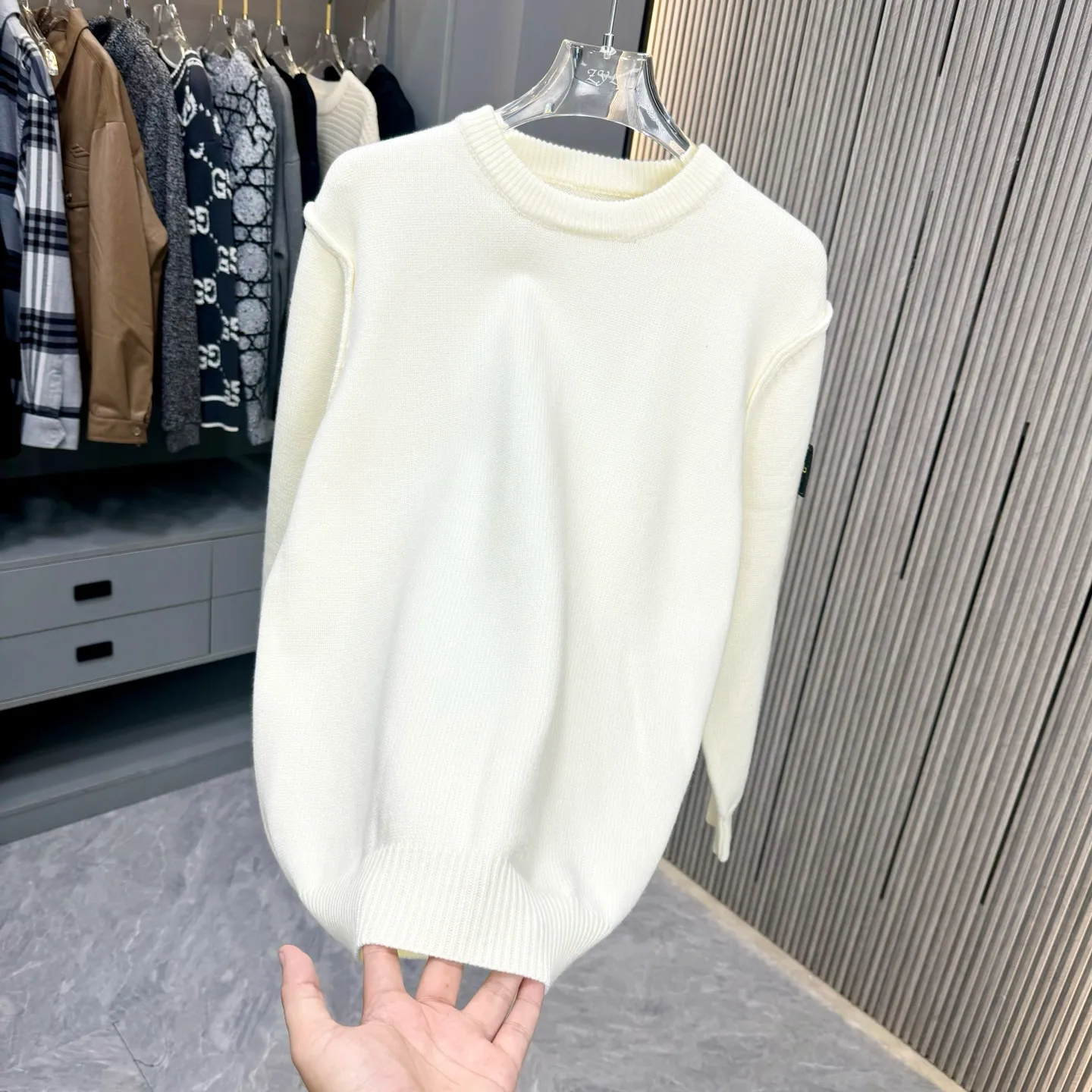 🅿️310 Stone Island 25FW crew neck sweater is made of top-grade cashmere yarn. The new autumn and winter Oblique jacquard knitted cashmere sweater adopts a double-sided wearable design and is made of high-quality cashmere material. After fine weaving process, it presents a soft and comfortable touch and excellent thermal performance. The iconic Oblique jacquard pattern is perfectly presented through precision knitting technology. It can be worn on both sides, showing different style charms. The round neck design is simple and elegant, suitable for various matching occasions. Exquisite knitting technology ensures that the clothes are not easily deformed and remain crisp and long-lasting. The double-sided design concept reflects LV's perfect balance of practicality and fashion. Each sweater undergoes strict quality inspection to ensure that the quality meets the brand's consistently high standards. This knitted item combines warmth and style, making it an exquisite addition to your autumn and winter wardrobe. Size:S/M/L/XL